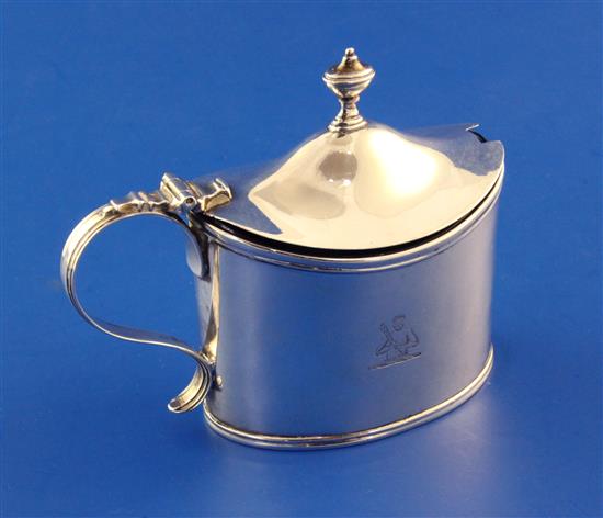 A George III silver mustard pot, 3.5in.